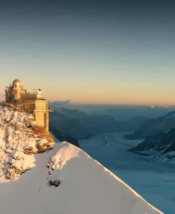 Schweiz. ganz natuerlich. Die Sphinx auf dem Jungfraujoch (3571m). In ihrem Innern befindet sich der hoechstgelegene Bahnhof Europas, daher auch der Beiname “Top of Europe”.